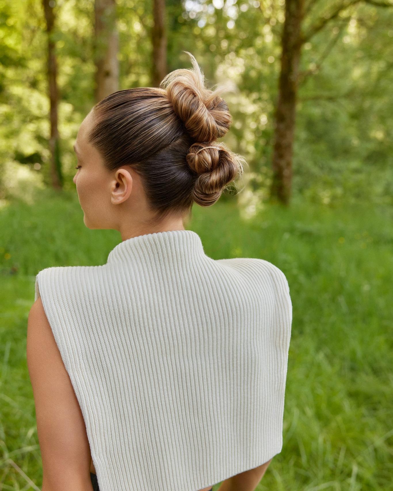 ✨L’élégance naturelle en mouvement✨
Un look audacieux et structuré, inspiré par la nature et sublimé par l’expertise attaches 

Une coiffure qui allie modernité et sophistication, parfaite pour révéler votre style avec caractère !