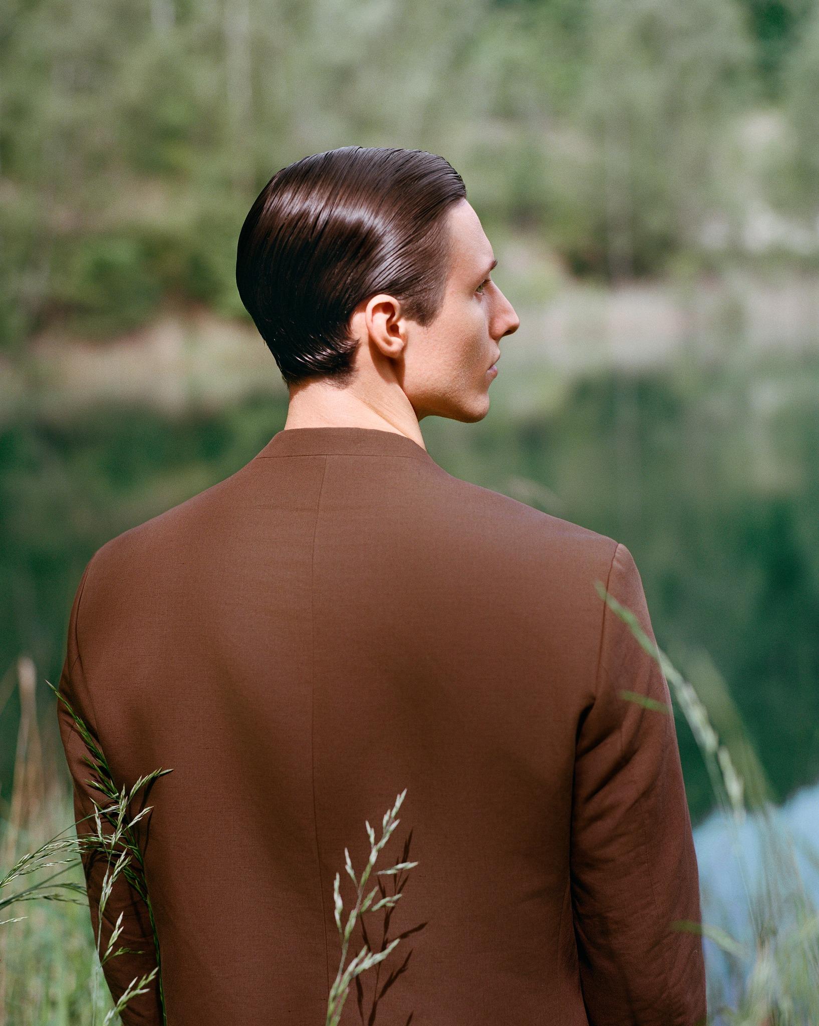 🌿 L'élégance naturelle revisitée. Une coiffure à l’effet mouillé qui structure et affine le visage tout en douceur✨ 

Idéal pour un style intemporel, sublimé par une texture fluide et des finitions nettes.