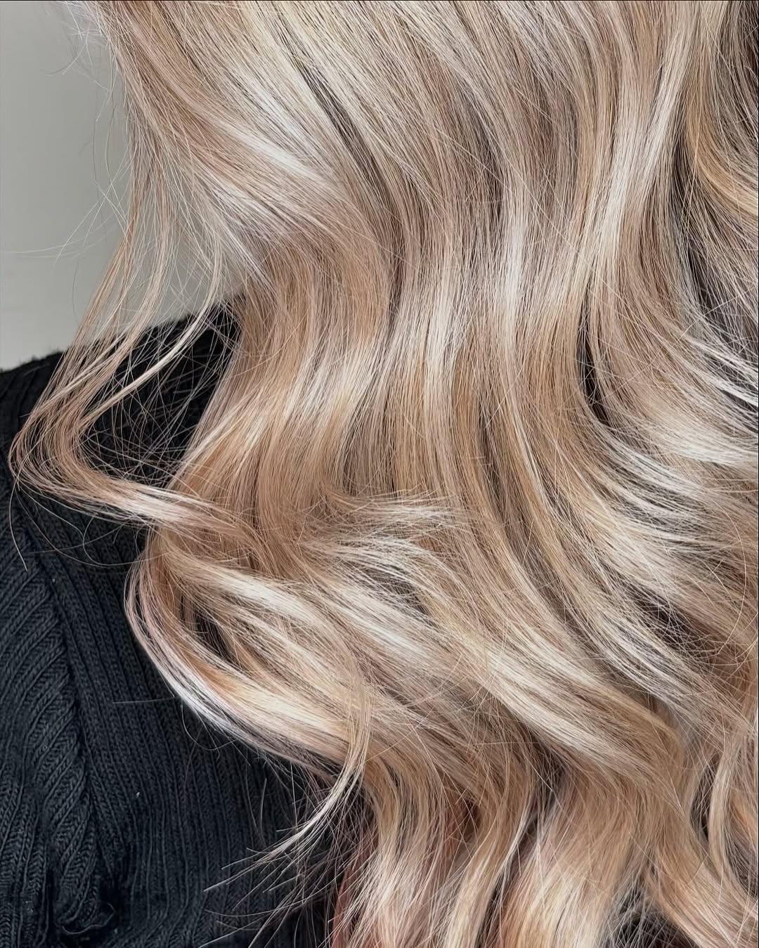 Un mélange de douceur et de lumière pour un blond lumineux et naturel, signé  💛💇‍♀️​

Prêtes à illuminer votre chevelure ? Venez nous voir en salon ! ✂️✨​

Félicitations au salon @saintalgue.langueux​