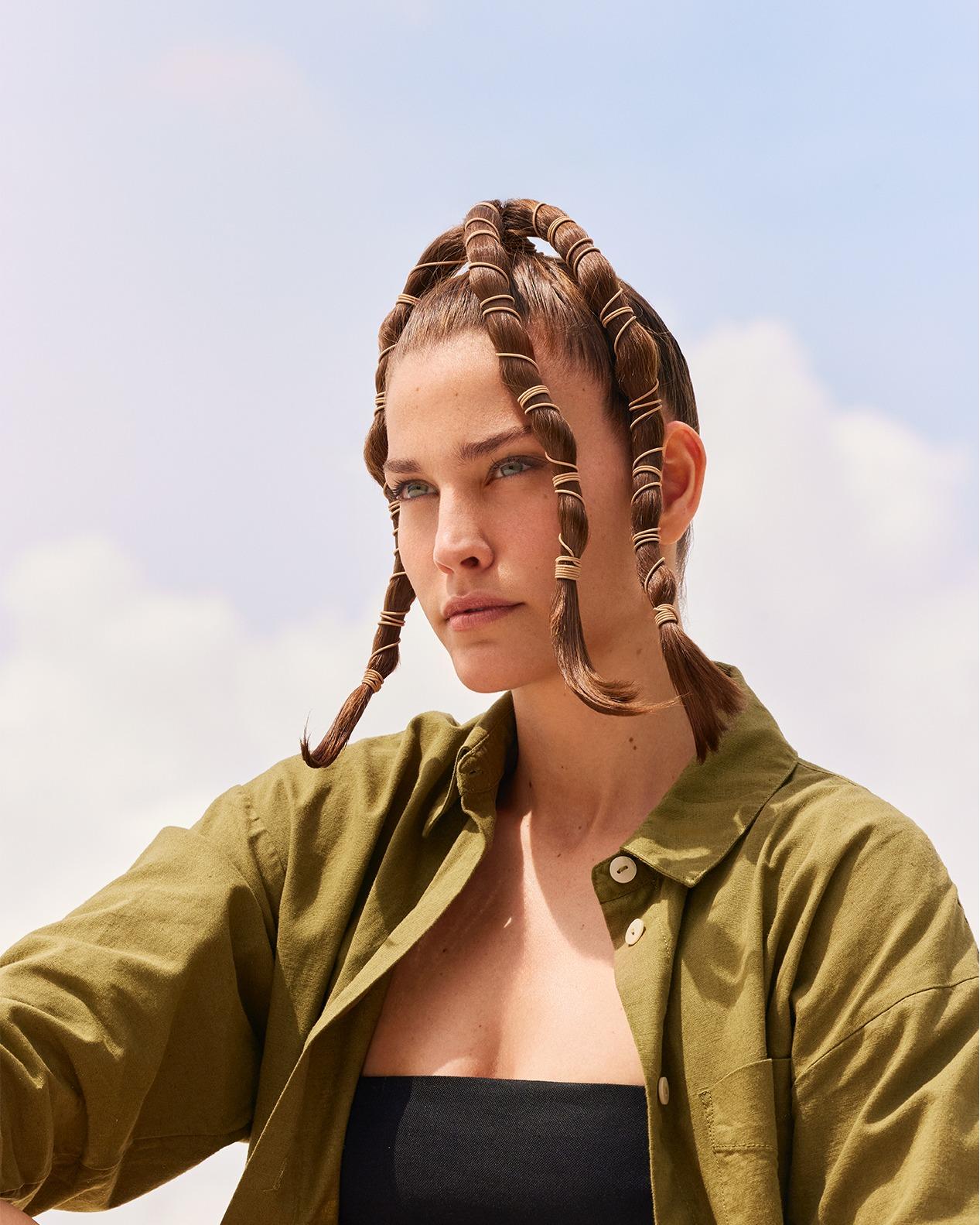 Un vent d’audace souffle sur le printemps ✨

La Pipe Braid signée  se révèle : une tresse graphique, structurée et pleine de caractère.

Entre modernité et inspiration ethnique, cette attache sculpturale sublime les esprits libres et les personnalités affirmées. 🌿