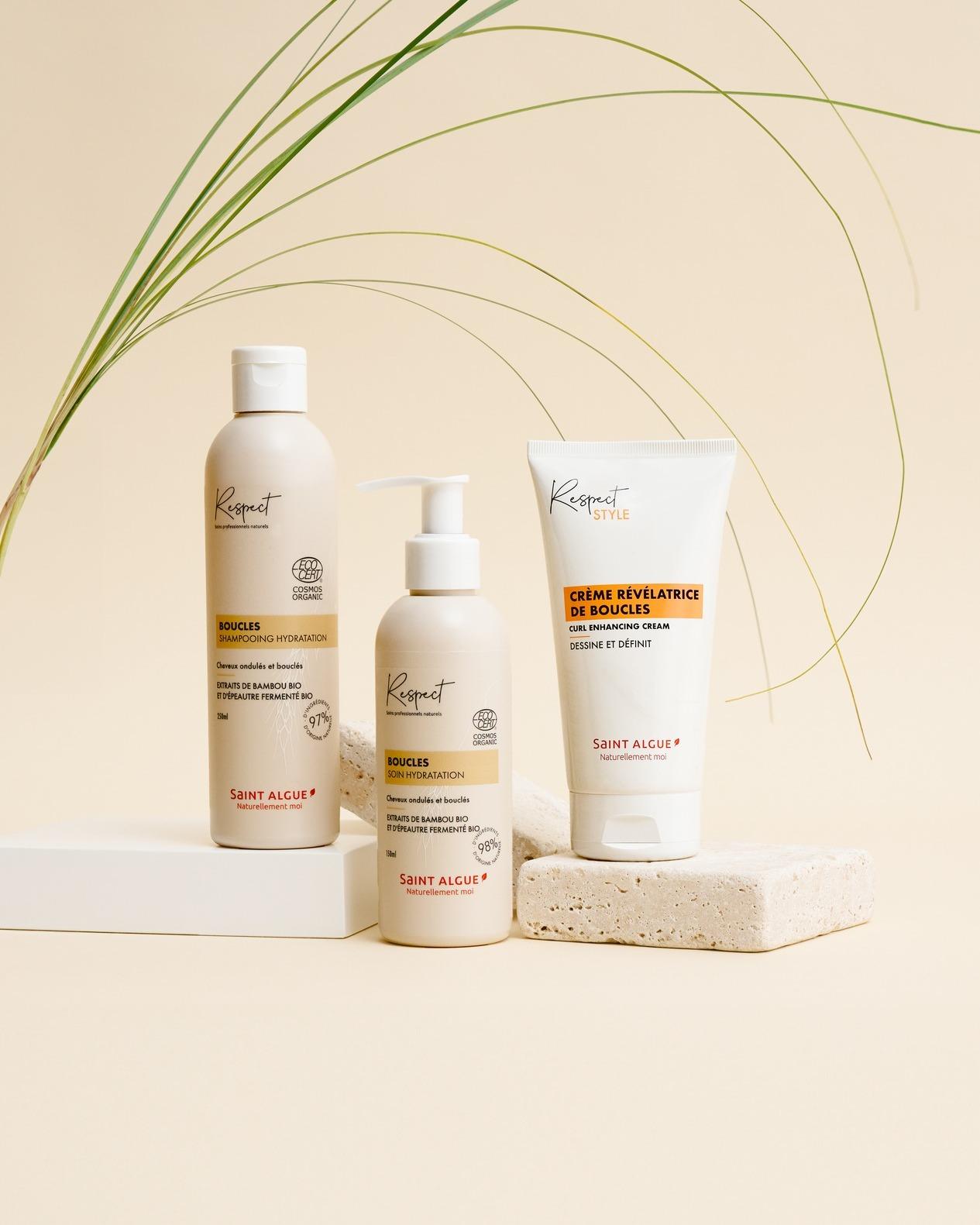 Adoptez notre nouvelle gamme Boucles pour sublimer la beauté naturelle de vos cheveux ! Le duo shampooing et soin avec des formules aux extraits de bambou bio et d’épeautre fermenté bio viendra hydrater vos boucles 💚 
La crème révélatrice de boucles en 3e geste dessinera et définira votre look final 🌿Venez tester le rituel de soin Boucles en salon et bénéficiez de -5€ jusqu’à la fin du mois d’octobre !