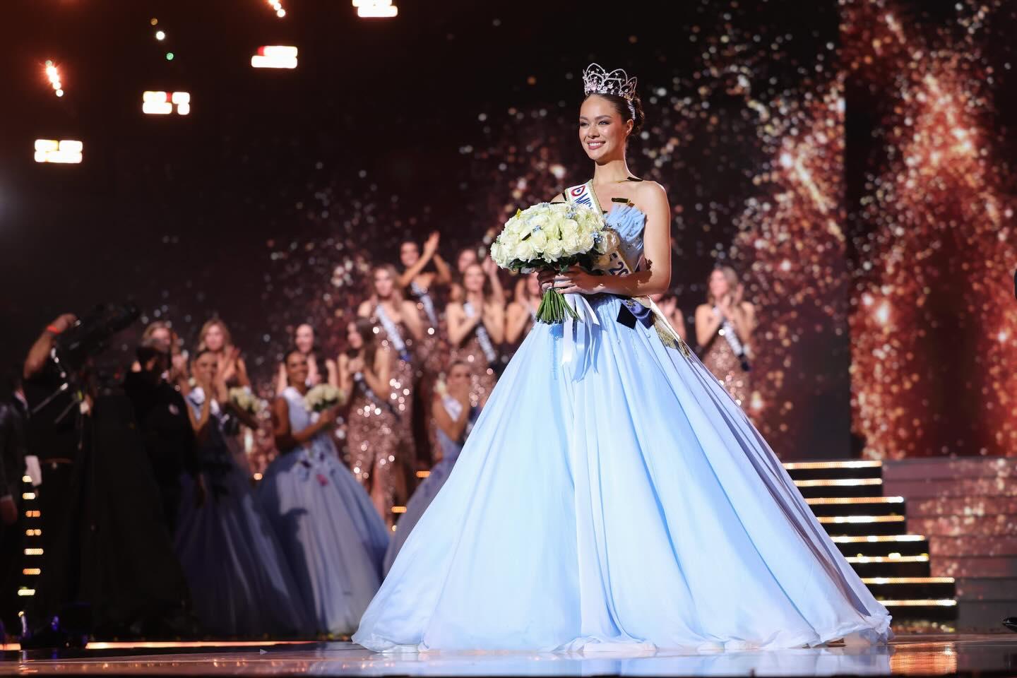 2026, une nouvelle année pour prolonger le partenariat officiel coiffure Saint Algue x Miss France, et ce depuis 1989 !
C’est à nouveau avec fierté que nos coiffeurs ont pris soin des chevelures des candidates lors de l’élection samedi soir 🤍
Nous sommes impatients d’accompagner la sublime Miss France 2026, @hinaupokodevezeoff pendant son règne 👑 Félicitations ! 🌟
Crédits :
📷 Photo : SIPA PRESS
👗 Robe : Sima Couture
👑 Bijoux et couronne : Mauboussin
💇♀️ Coiffure : Saint Algue
💄 Maquillage : Sothys
💐 Bouquet : Floore