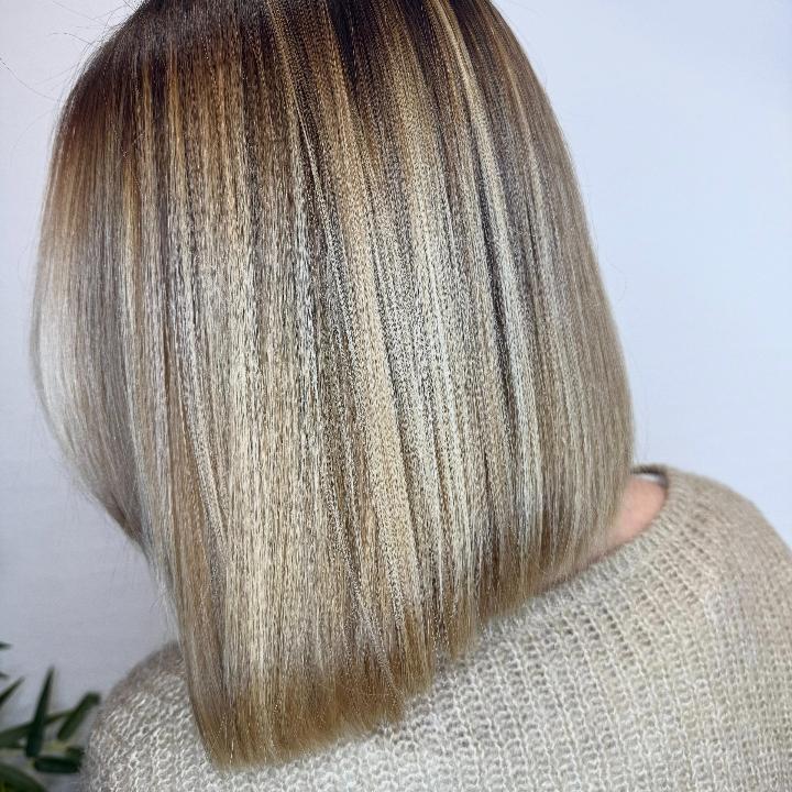 Balayage blond lumineux réalisé par nos experts Saint Algue Chalon-sur-Saône, pour une chevelure éclatante et naturelle.