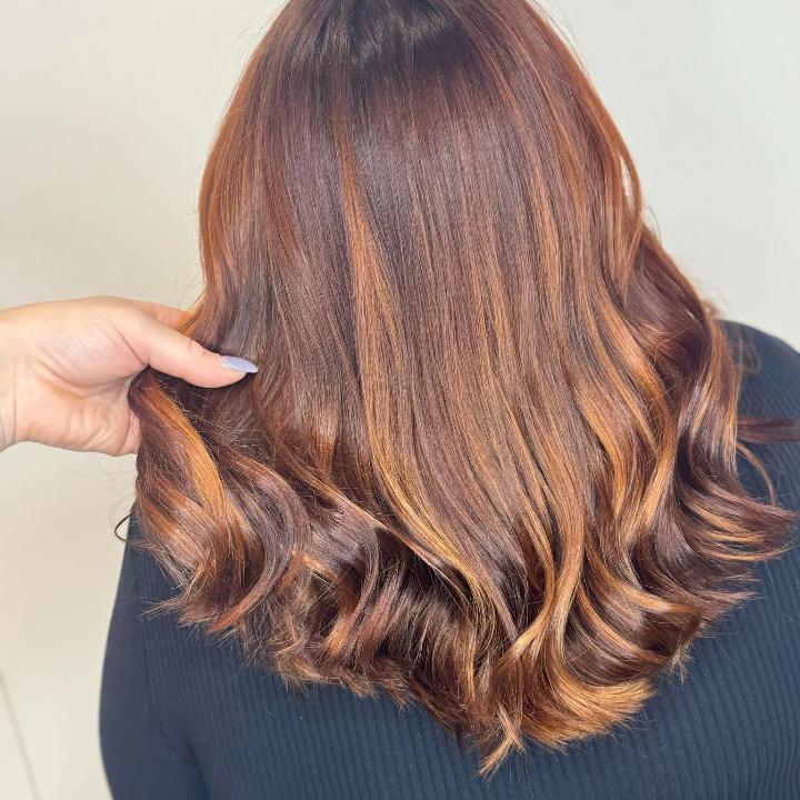 Couleur et balayage cuivré aux tons chauds, réalisés par nos experts Saint Algue Chalon-sur-Saône, pour une chevelure lumineuse et intense.