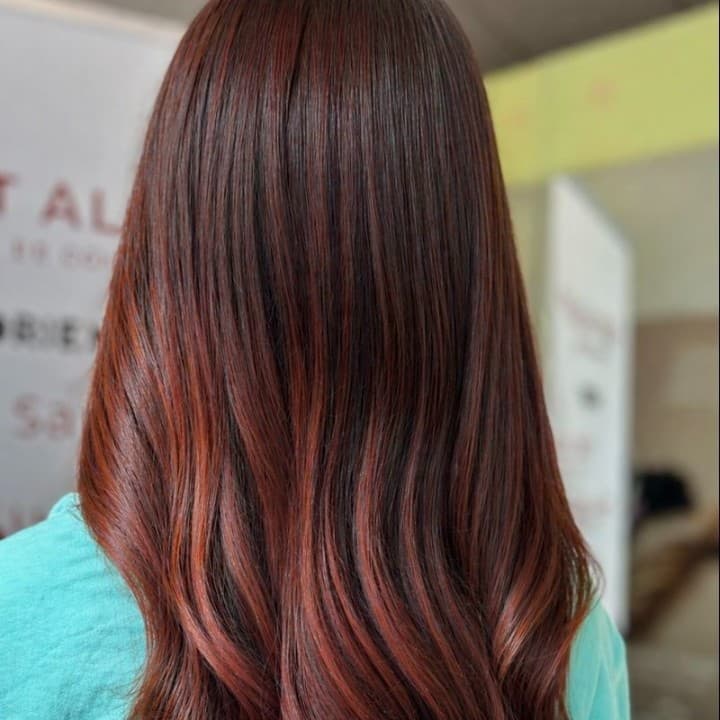Cherry Brown, cette chevelure révèle toute la richesse d'un Cherry Brown profond et lumineux.